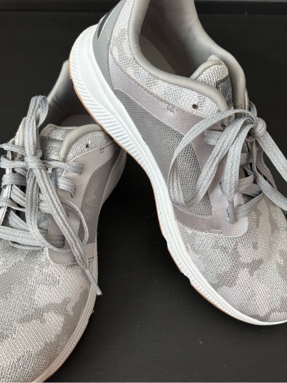 Avia Tennis Sneaker Women’s 8.5 Gray/Silver Metallic Camo Lace Up Excellent Con